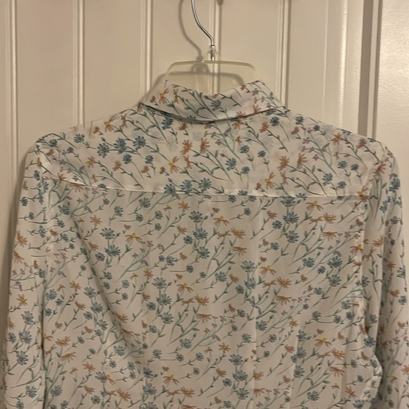 Violet + Claire women’s M. White & blues, pinks, yellows, & greens Floral Blouse - Picture 4 of 12